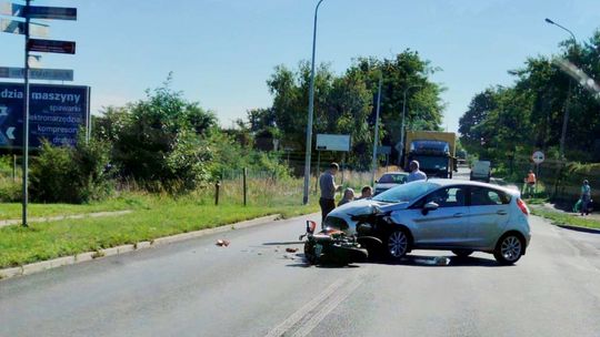 Wypadek na osiedlu Piastów. Zderzenie osobówki z motocyklem. ZDJĘCIA Wypadek na osiedlu Piastów. Zderzenie osobówki z motocyklem. ZDJĘCIA