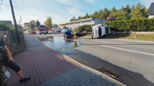 Wypadek dwóch osobówek w Dziergowicach. Droga całkowicie zablokowana