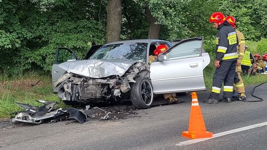 Wypadek na DW 408. Osobowe audi uderzyło w przyczepę