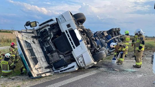 Wypadek na obwodnicy Kędzierzyna-Koźla. Ciężarówka zablokowała drogę