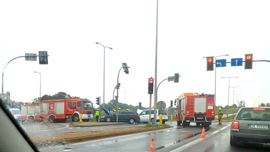 Zderzenie dwóch samochodów w Reńskiej Wsi. Dziecko i osoba dorosła trafiły do szpitala