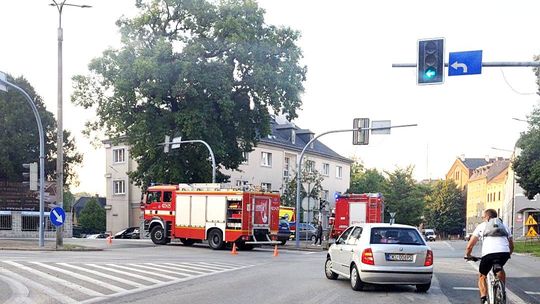 Wypadek na skrzyżowaniu przy komisariacie policji w Koźlu. Ranny kierowca trafił do szpitala