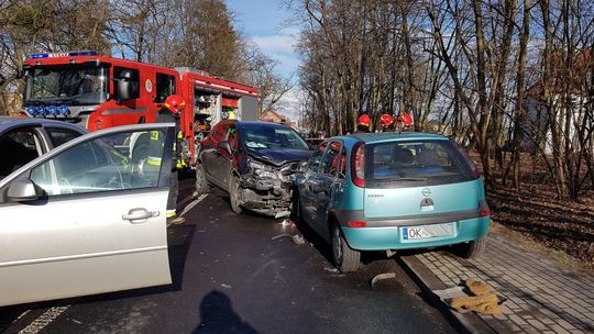 Wypadek na ulicy Sławięcickiej. Trzy osoby trafiły do szpitala