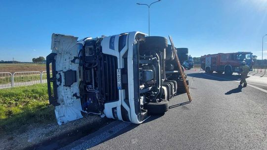 Wypadek samochodu ciężarowego na obwodnicy Kędzierzyna-Koźla. ZDJĘCIA