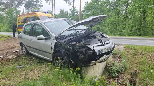 Wypadek w Cisowej. 24-latka zakończyła jazdę na przepuście. ZDJĘCIA