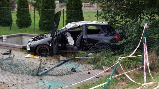Wypadł z drogi, uderzył w ogrodzenie i porzucił samochód