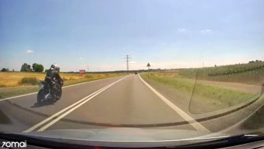 Motocyklista z duża prędkością wyprzedził na podwójnej ciągłej. Nagranie trafiło na policję. WIDEO