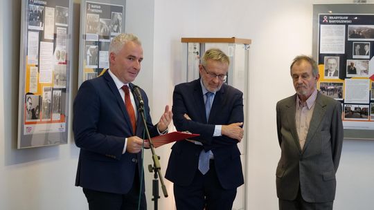 Wystawa poświęcona Władysławowi Bartoszewskiemu w kozielskiej bibliotece