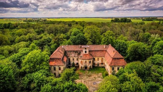 Wystawa rzeźb balansujących Jerzego Kędziory w Pałacu Rozkochów