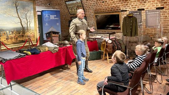 Za mundurem... dzieci sznurem. Wyjątkowe warsztaty w Muzeum Ziemi Kozielskiej. ZDJĘCIA