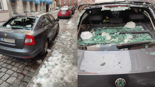 Z dachu budynku spadł lód uszkadzając zaparkowany samochód