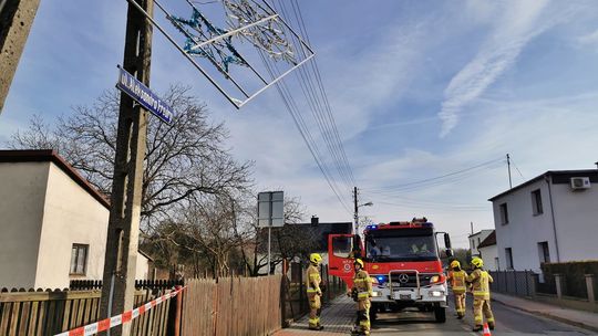 Z latarni urwała się świąteczna ozdoba. Interweniowali strażacy