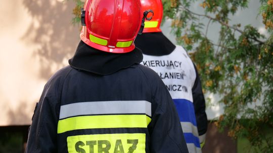 Z mieszkania lała się woda zalewając sąsiadów. Interweniowali strażacy