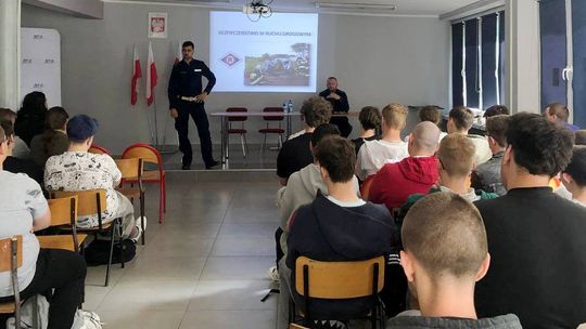 Z młodzieżą o bezpieczeństwie – spotkanie z uczniami szkoły średniej. ZDJĘCIA