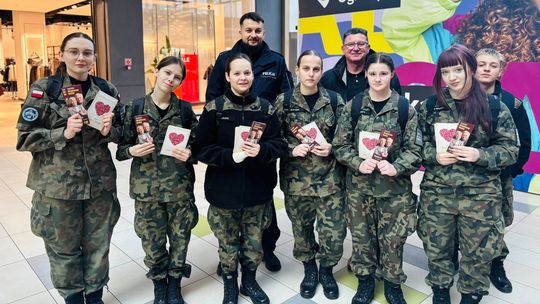 Z okazji Dnia Babci i Dziadka policjanci i uczniowie tłumaczyli seniorom, jak dbać o bezpieczeństwo Z okazji Dnia Babci i Dziadka policjanci i uczniowie tłumaczyli seniorom, jak dbać o bezpieczeństwo