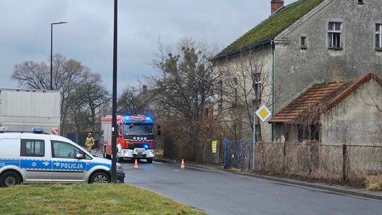 Z opuszczonego domu wydobywał się dym. Interweniowali strażacy