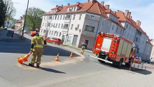 Z pojazdu wyciekł olej. Ruchem kierowali strażacy. ZDJĘCIA