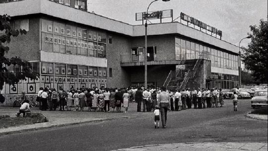 Za czym stoi ta kolejka? Znajomy widok z ulicy Harcerskiej w Kędzierzynie Za czym stoi ta kolejka? Znajomy widok z ulicy Harcerskiej w Kędzierzynie