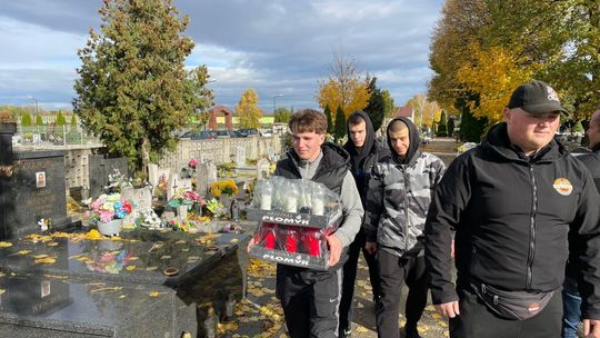 Zadbali o groby bohaterów. ZDJĘCIA Zadbali o groby bohaterów. ZDJĘCIA