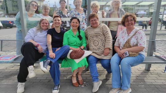 Oryginalny przystanek MZK. Wesołe dziewiarki zadbały o nasz komfort. ZDJĘCIA