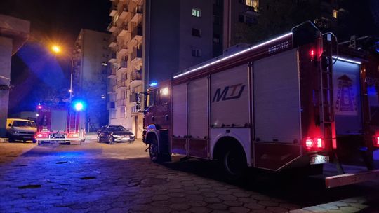 Zadymienie w wieżowcu i zapach spalenizny. Interweniowali strażacy Zadymienie w wieżowcu i zapach spalenizny. Interweniowali strażacy