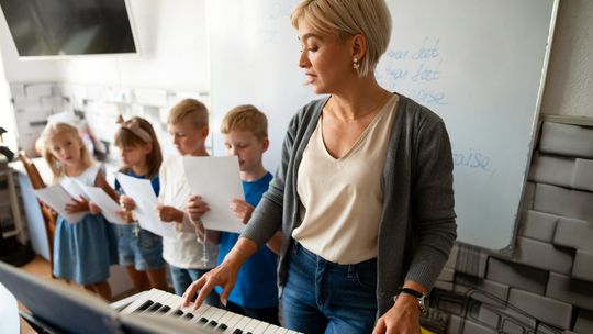 Zajęcia muzyczne dla dzieci – jak wpływają na rozwój i jak przygotować się do ich prowadzenia?