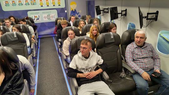Zajęcia studyjne na lotnisku. Już wiedzą jak działa cargo i obsługa pasażerów. ZDJĘCIA