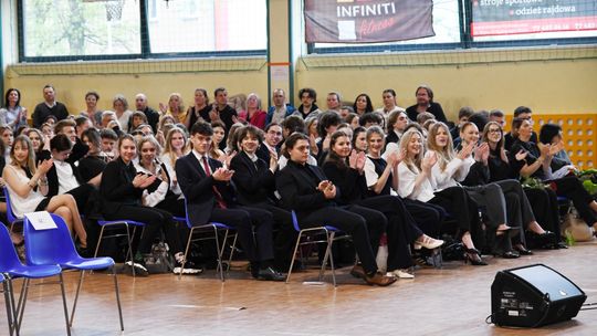 Zakończenie roku klas maturalnych w II LO. ZDJĘCIA Zakończenie roku klas maturalnych w II LO. ZDJĘCIA