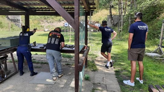 Zamiast piłki były naboje, zamiast siatki tarcze