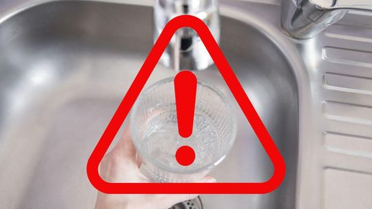 Zanieczyszczenie wody na osiedlu Blachownia. Radni pytali o procedury i opóźnioną informację