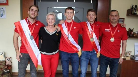Zapaśnicy zdobyli trzy medale mistrzostw Polski. Pogratulowała im prezydent Kędzierzyna-Koźla