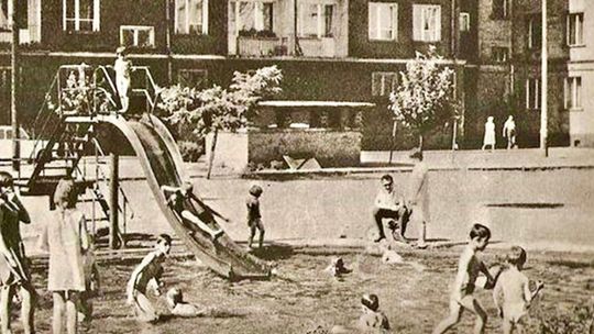 Zapomniany basen w samym centrum Kędzierzyna. Ktoś go jeszcze kojarzy? ZDJĘCIA