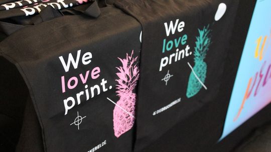 Zaprojektuj koszulkę z własnym nadrukiem – od pomysłu do realizacji