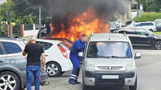 Zaprószenie ognia prawdopodobną przyczyną pożaru porzuconego auta w Koźlu