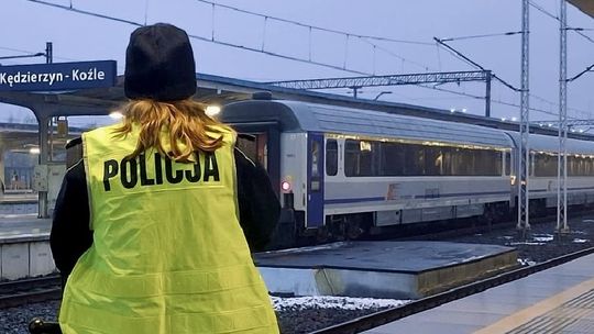 Zasnął w pociągu i przejechał granicę. Policja z Kędzierzyna-Koźla odnalazła 15-latka z Czech