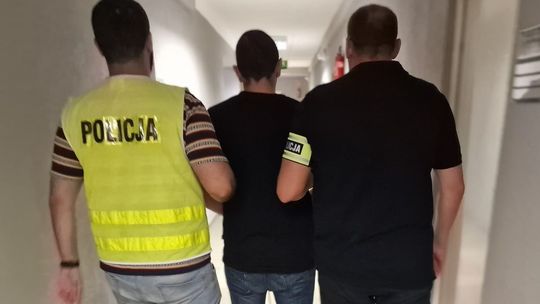 Policjanci wezwani do agresora. Odkryli narkotyki w mieszkaniu