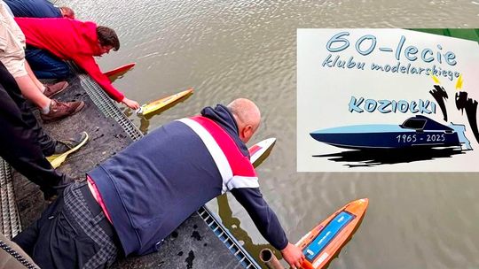 Zawody modeli pływających z joystickiem w dłoni. ZDJĘCIA