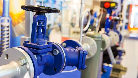 Zawory przelotowe – kluczowy element nowoczesnych instalacji hydraulicznych