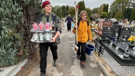 Zawsze pamiętają o mogiłach osób zasłużonych. ZDJĘCIA