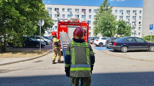 Zawyły czujki tlenku węgla. Strażacy weszli do mieszkania oknem