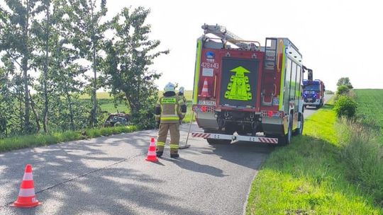 Zdarzenie drogowe w Ostrożnicy. Auto w rowie, kierowcy brak