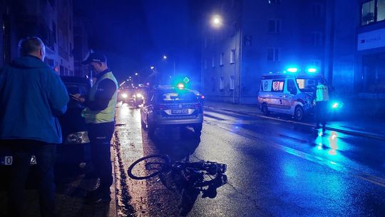 Zdarzenie drogowe z udziałem rowerzystki i samochodu osobowego