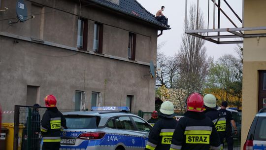 Zdemolował mieszkanie i groził, że skoczy z dachu