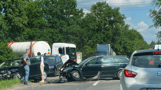 Zderzenie audi ze skodą w Korzonku. Dwie osoby trafiły do szpitala