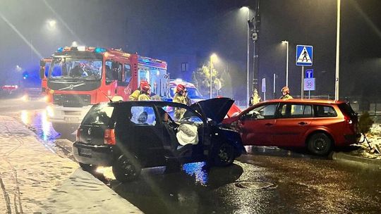 Zderzenie dwóch aut w Kędzierzynie-Koźlu – dwie osoby w szpitalu. ZDJĘCIA
