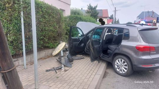 Zderzenie dwóch aut w Pawłowiczkach. Dwie osoby trafiły do szpitala. ZDJĘCIA