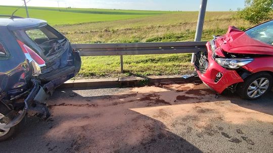 Zderzenie dwóch osobówek na DK45. Trzy osoby trafiły do szpitala