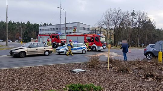 Zderzenie dwóch osobówek na skrzyżowaniu przy komendzie policji