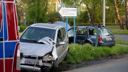 Zderzenie dwóch osobówek na ulicy Mostowej