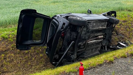 Zderzenie dwóch samochodów na DK40. Jedna osoba trafiła pod opiekę ratowników